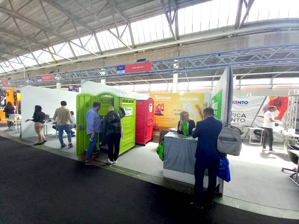 servizio noleggio bagni mobili tailorsan a fiera SED caserta